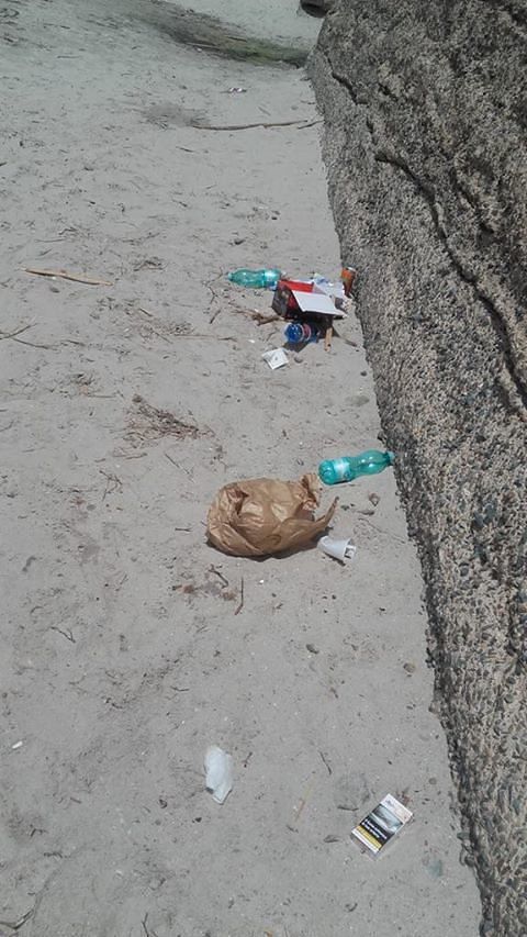 Margine Rosso, spiaggia sporcata dagli incivili: “Ecco gli scontrini, trovate quei pescatori”