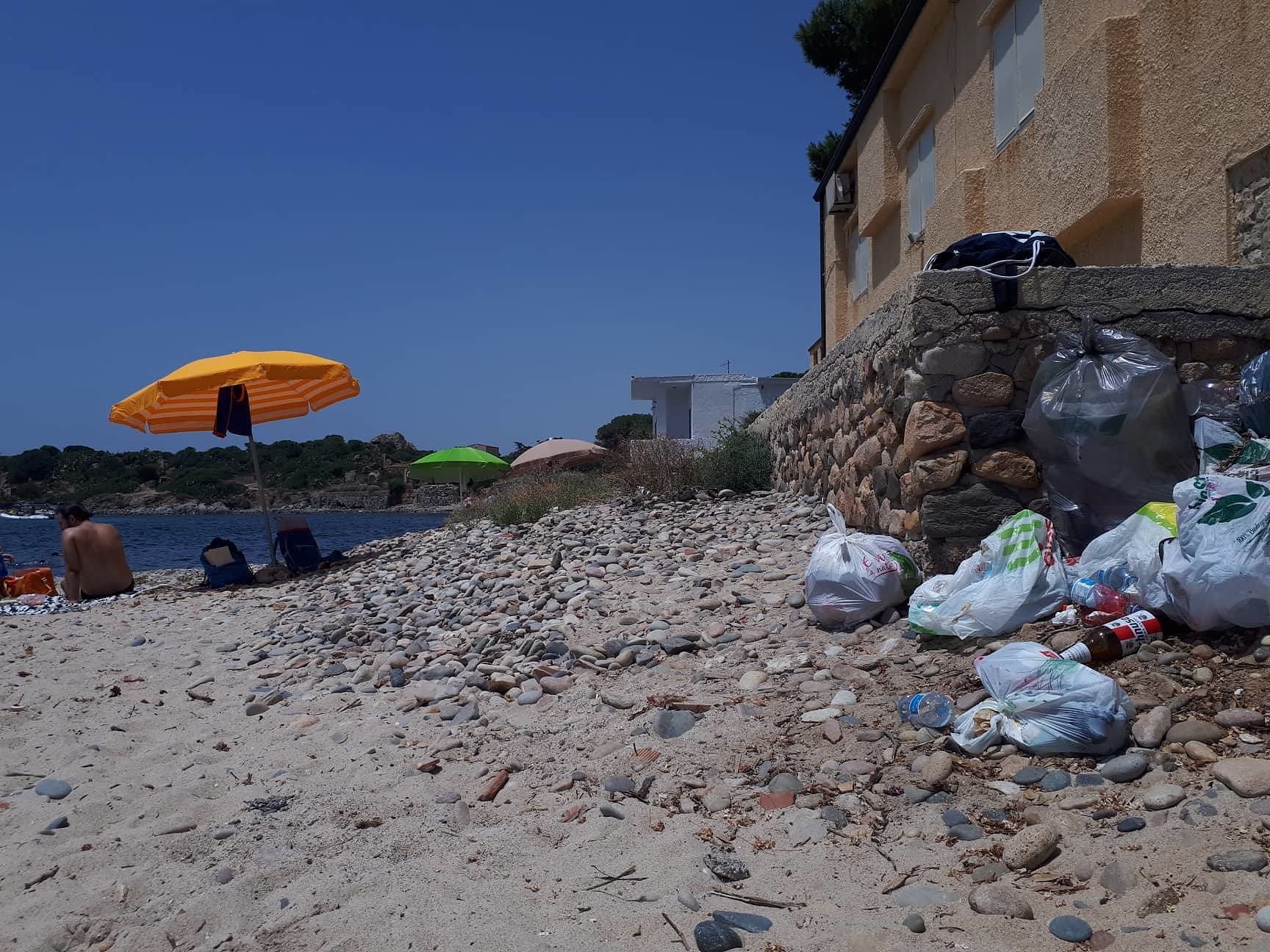 Is Mortorius, in spiaggia con gli ombrelloni accanto ai sacchetti di spaccatura lasciati dagli incivili