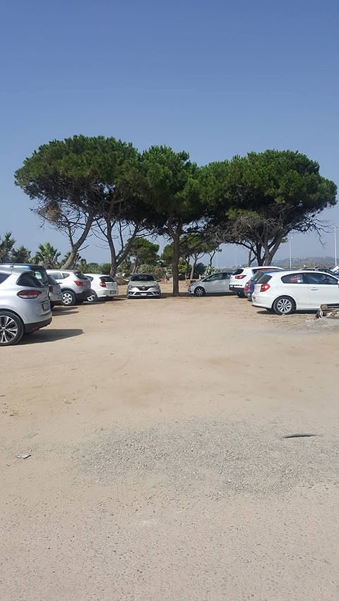 “Scompaiono i parcheggi al Poetto di Quartu, ma i fortunati possono piazzare l’auto all’ombra”