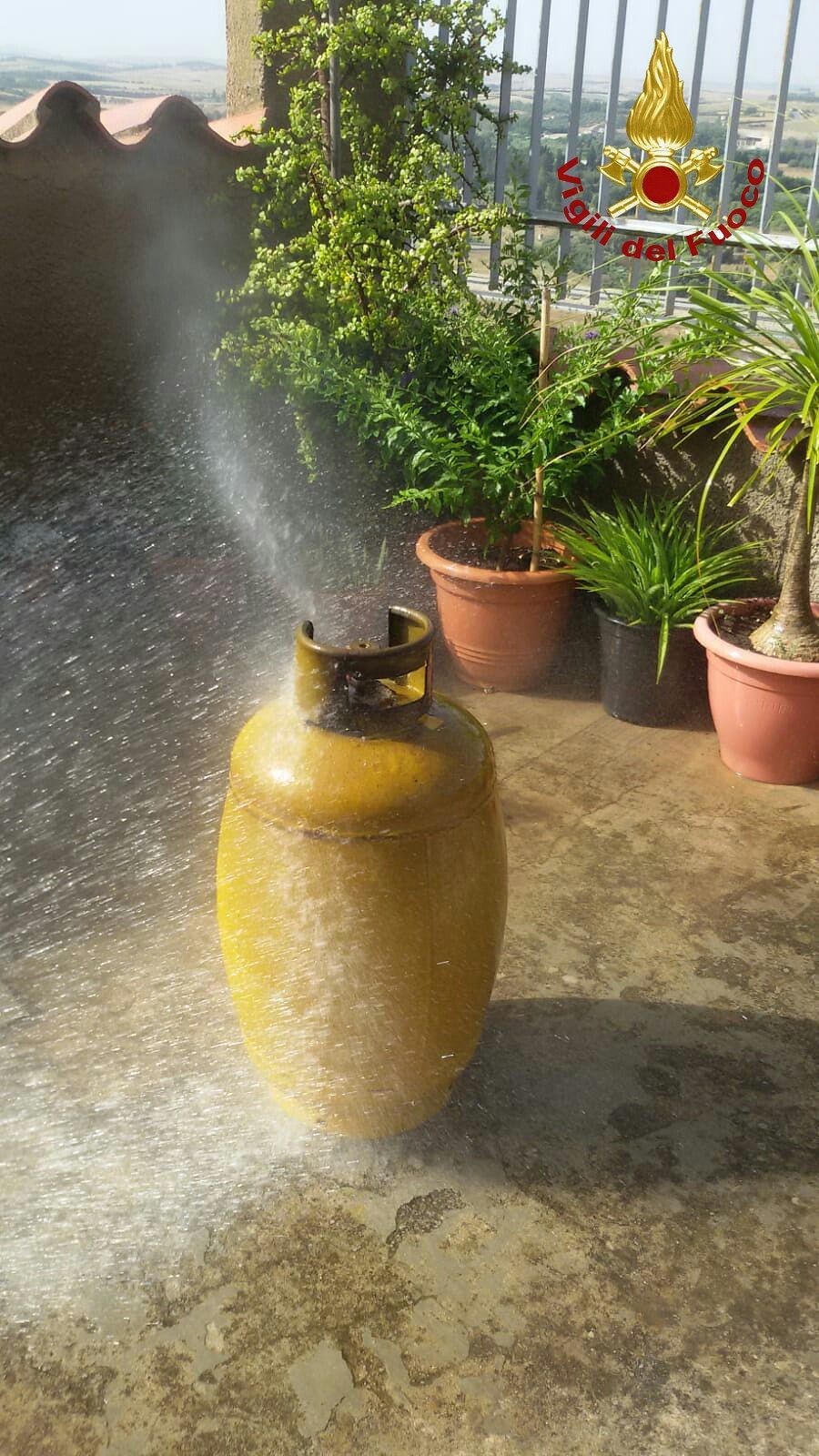 Bombola prende fuoco, grande paura a Monastir: intervento risolutore dei vigili del fuoco