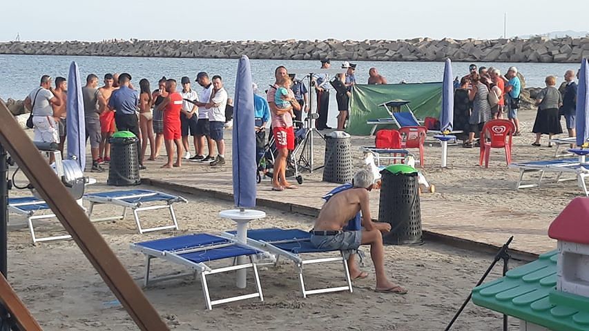 Giorgino, la disperazione in spiaggia: un malore fatale la causa della morte di una donna