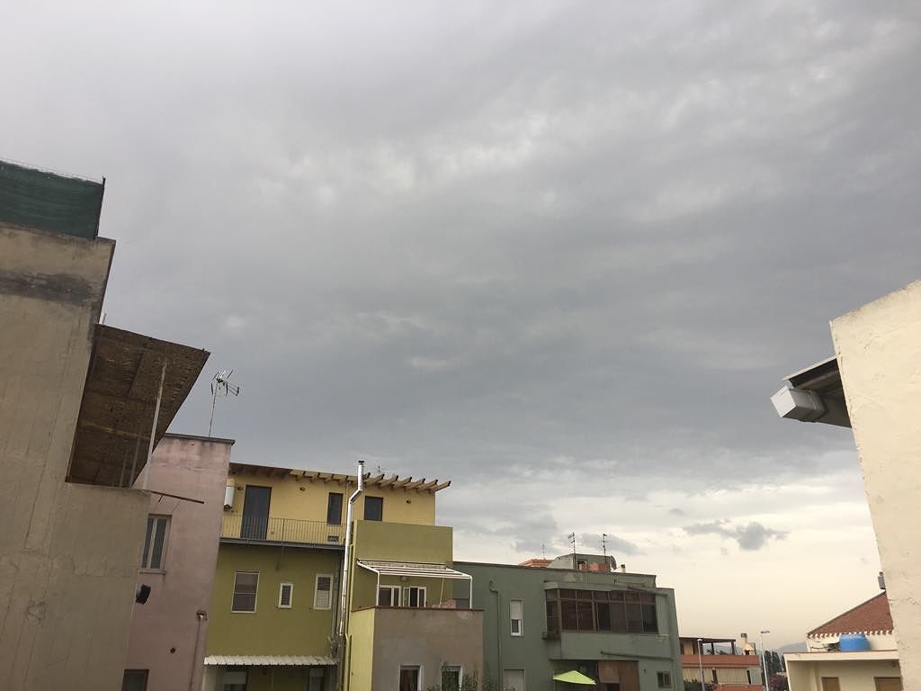 Improvviso temporale d’estate, tuoni su Cagliari a metà luglio: fuga dalle spiagge e arriva il fresco