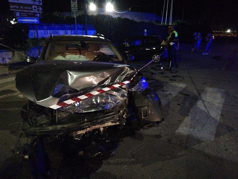 Cagliari, contromano in viale Colombo centra una Bmw: 4 feriti, uno è gravissimo