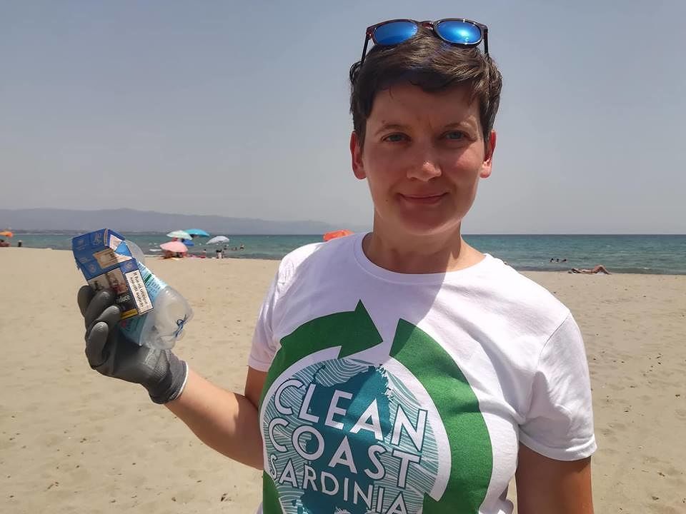 Anna, prof polacca innamorata del Poetto: “Ogni giorno raccolgo i rifiuti lasciati in spiaggia”