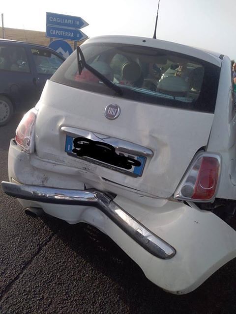 Caccia all’auto pirata sulla Sulcitana: tampona e distrugge l’auto di una ragazza e scappa