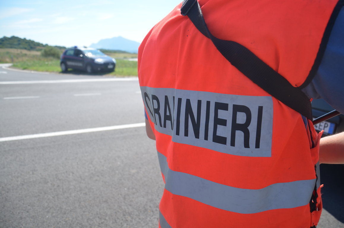 Senza cintura in auto a Isili, scatta la multa: pensionato insulta i carabinieri