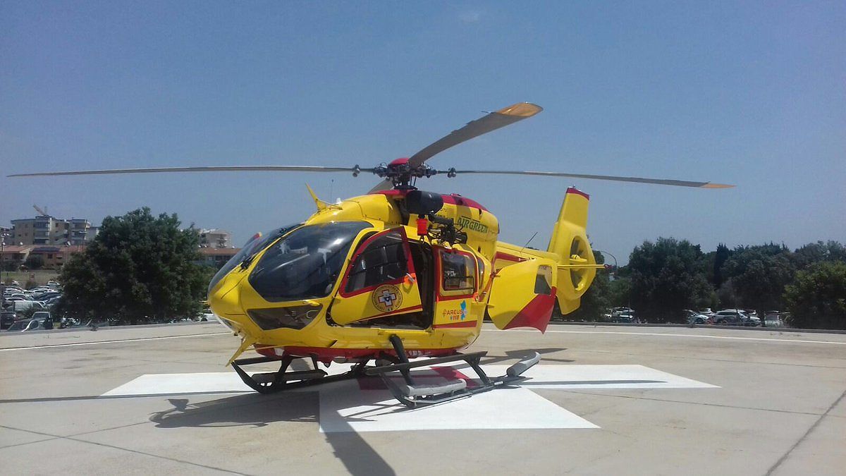 Cagliari, paura al Brotzu: elicottero in decollo fa schizzare in aria massi e detriti