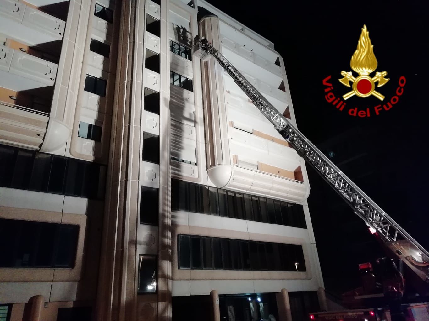 Cadono sulla strada mattonelle dalla Asl di Quartu, da una struttura di otto piani (VIDEO)