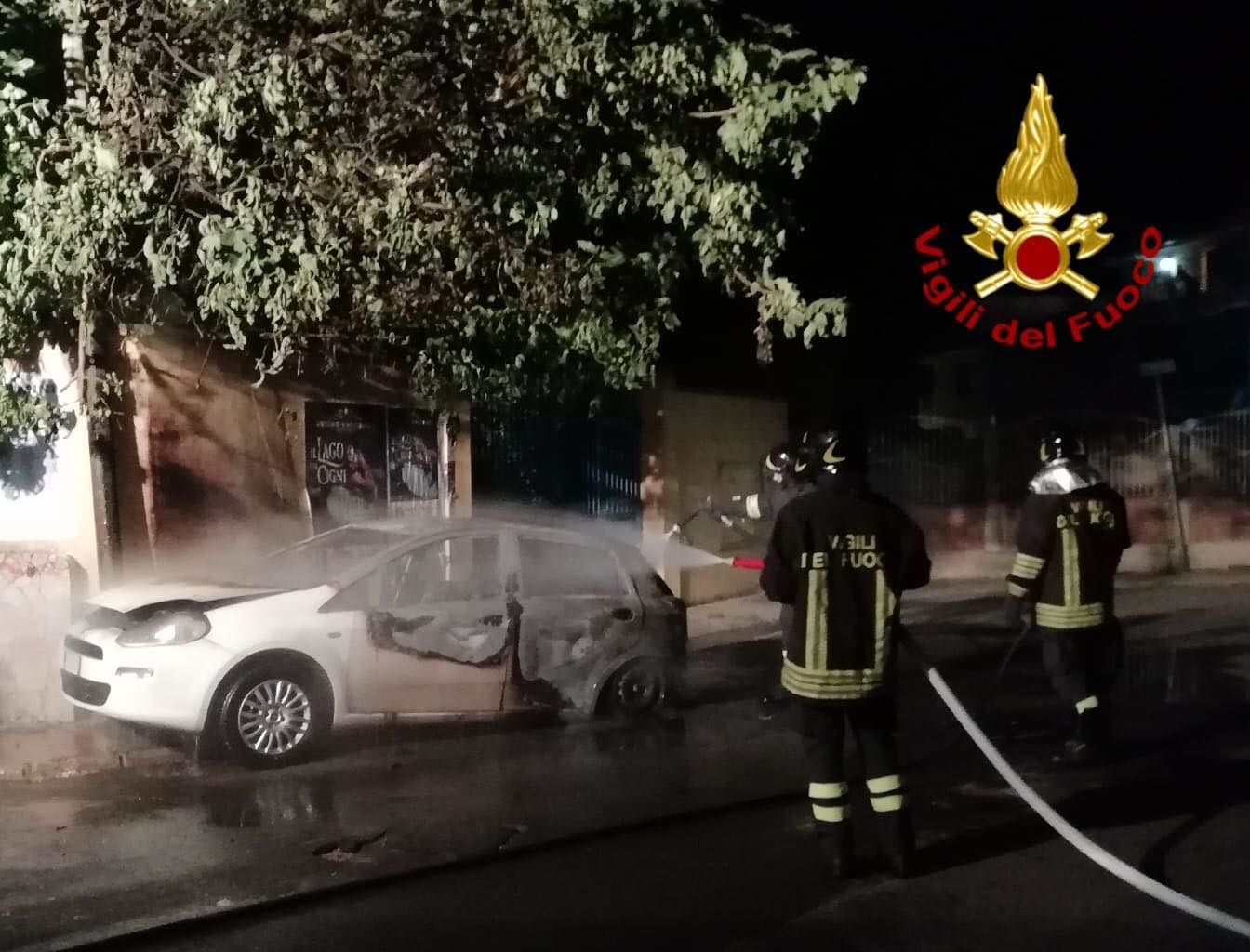 Auto in fiamme nella notte ad Assemini: distrutta