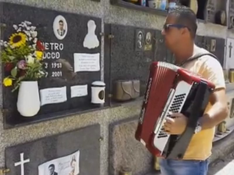 Gianluca, ricordo in musica per il padre morto: “Ho suonato il ballo sardo davanti alla sua lapide”