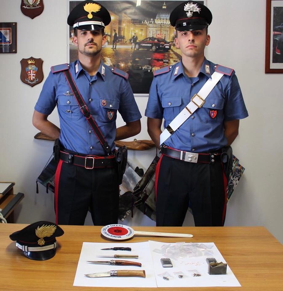 Hascisc e pastiglie sospette nascosti in casa, arrestato pusher 18enne di Pula