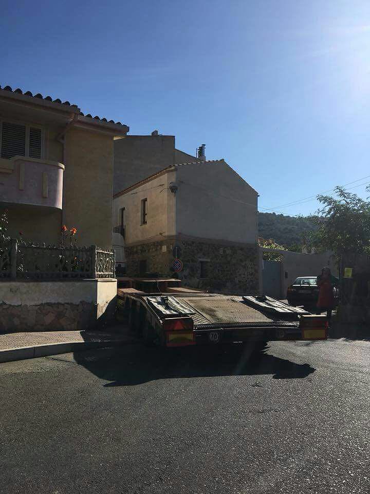 Nel centro di Villaputzu i mezzi pesanti si bloccano: “Quel senso unico non funziona”