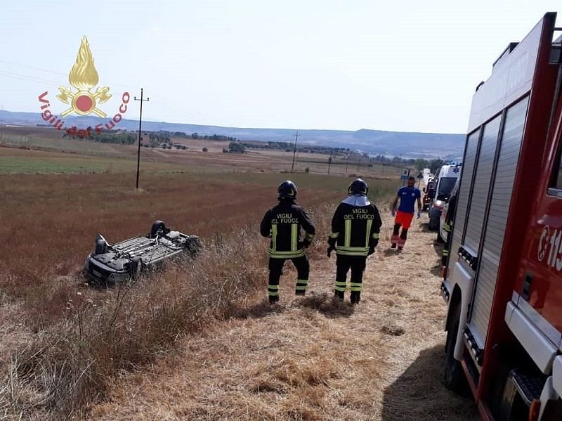 Paura a Tuili, auto esce fuori strada e si ribalta: dentro una mamma con 2 bimbe