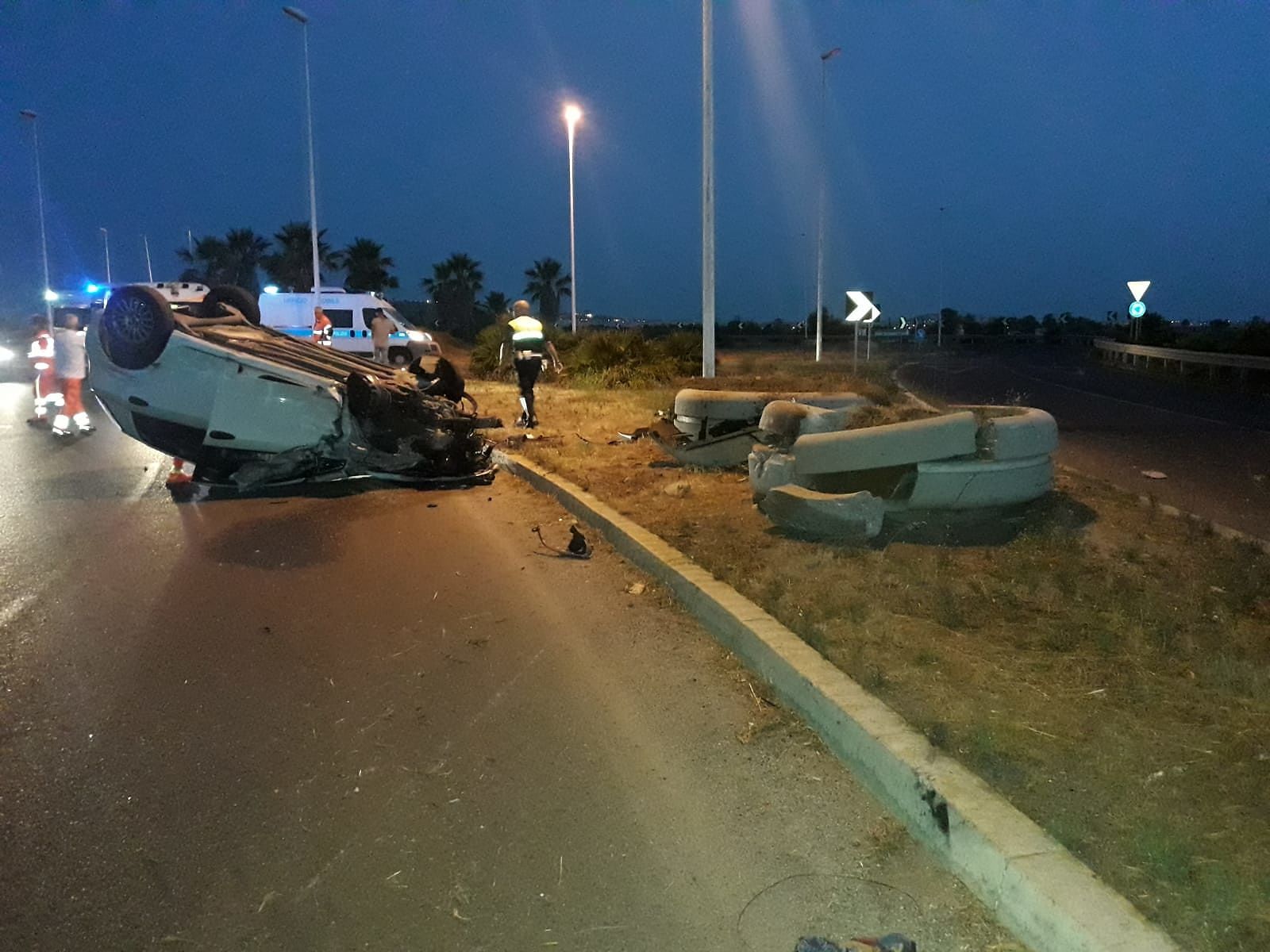 Auto si ribalta al Poetto, attimi di paura per 4 giovani a bordo: il conducente era ubriaco