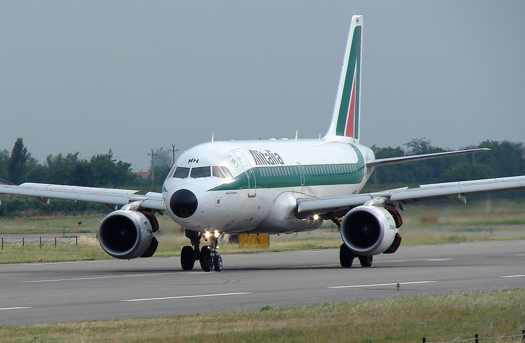 Allarme in volo: atterraggio d’emergenza a Cagliari per un aereo diretto a Roma
