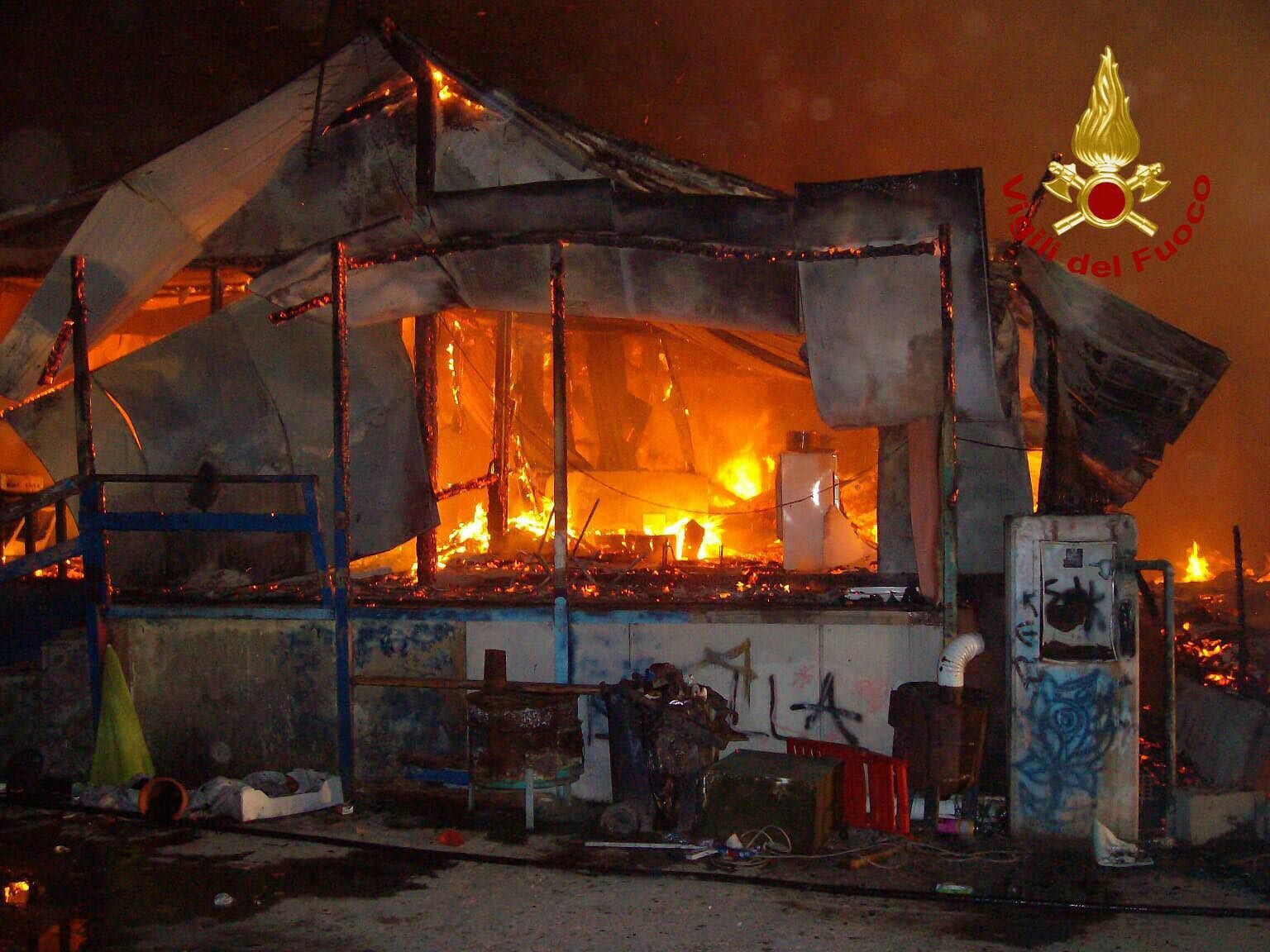 Selargius, vasto incendio nella notte a Pitz’e Pranu: paura al campo rom