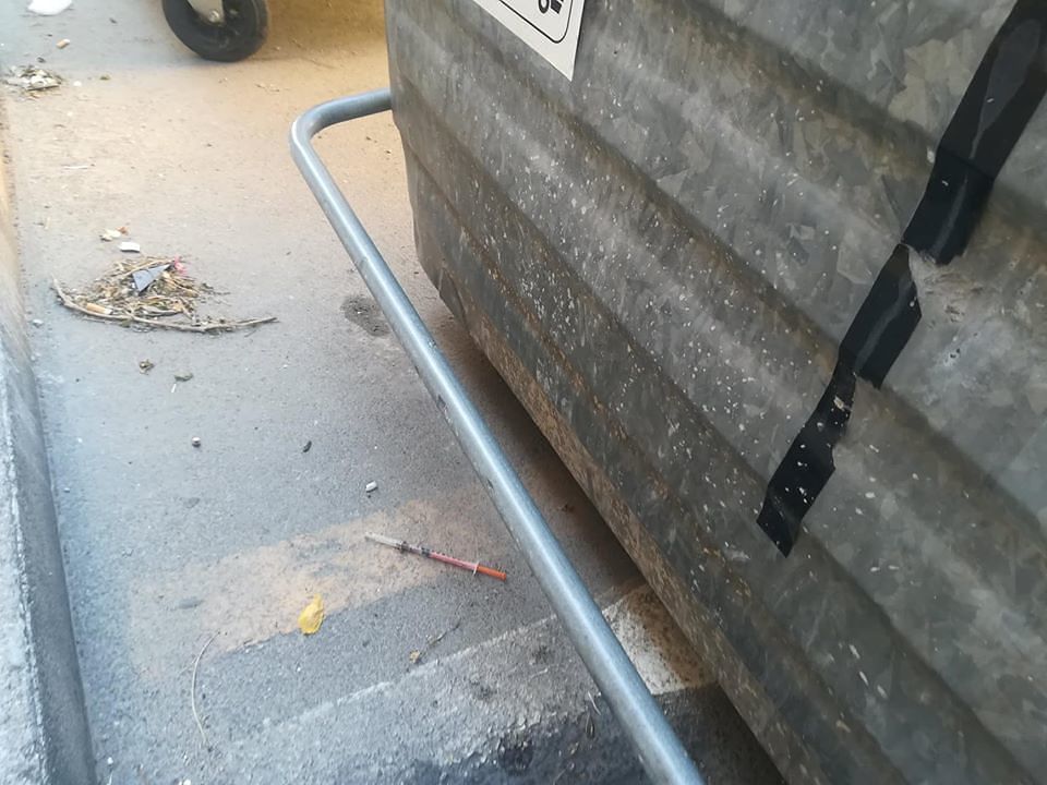 Emergenza siringhe a Cagliari: “Il mio cane ha rischiato di pungersi una zampa”