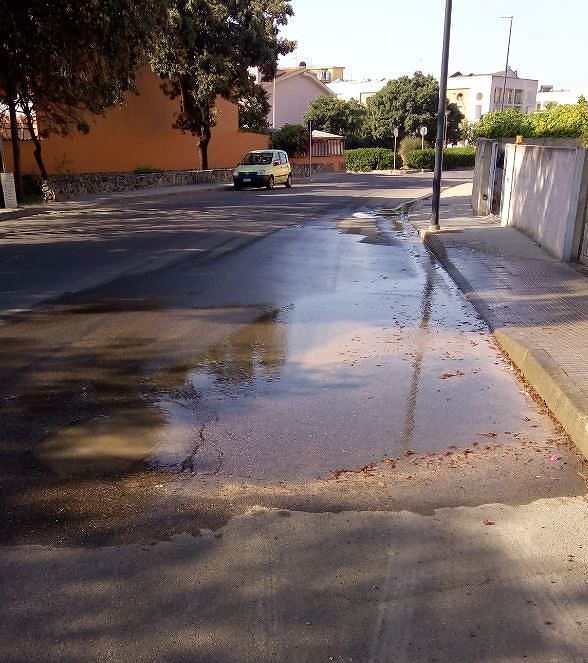 Selargius, la condotta perde acqua e l’asfalto cede: “Pericolo da oltre un mese”