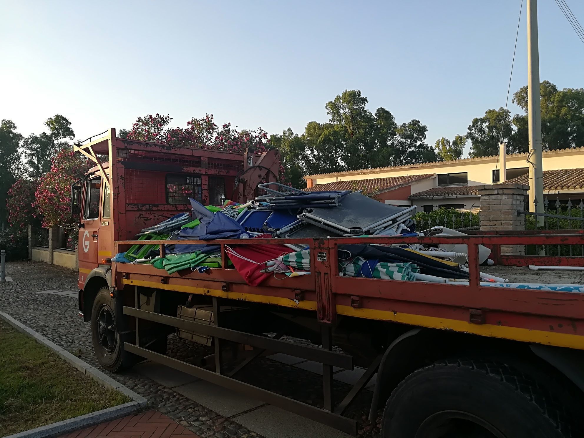 Castiadas, stop ai furbetti dell’ombrellone: la guardia costiera sequestra tutte le attrezzature