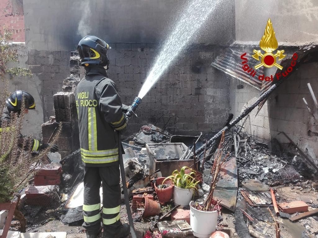 Capoterra, fiamme e paura in un cortile in via della Pinetra: i Vigili del fuoco spengono l’incendio