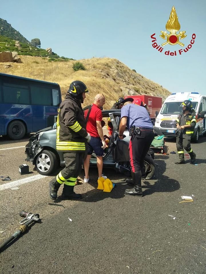 Bruttissimo incidente a Solanas, tre veicoli coinvolti: due persone incastrate tra le lamiere