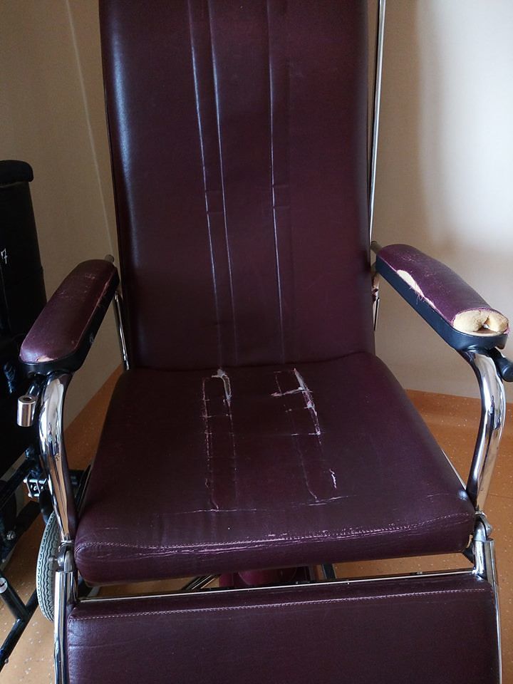 Cagliari, poltrone a brandelli all’Oncologico: “Per i malati disagi e umiliazioni”