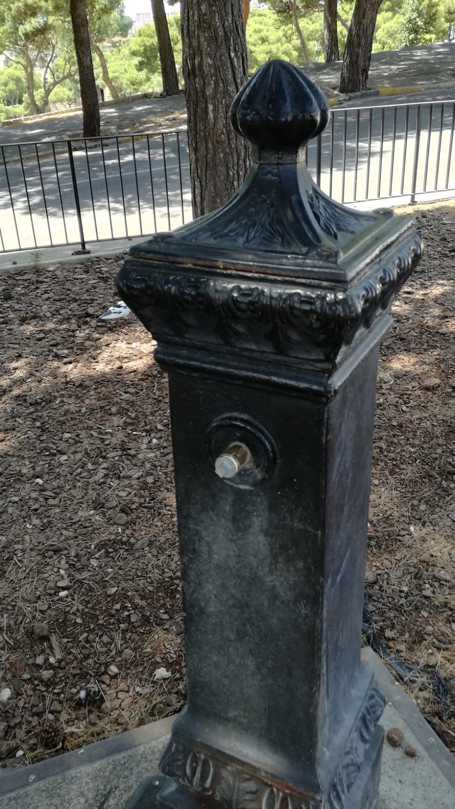 Cagliari, in viale Buoncammino fontanelle chiuse: beffa per nonnini e turisti