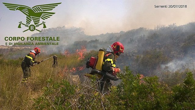 Incendio a Serrenti: terreni incolti in fiamme