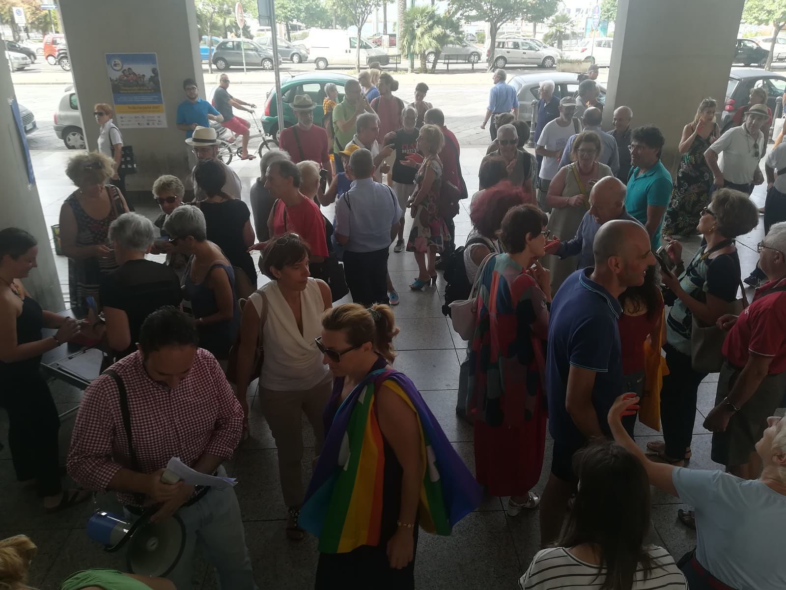 Cagliari, in 100 per i migranti in via Roma: “L’unico a essere illegale è Salvini”