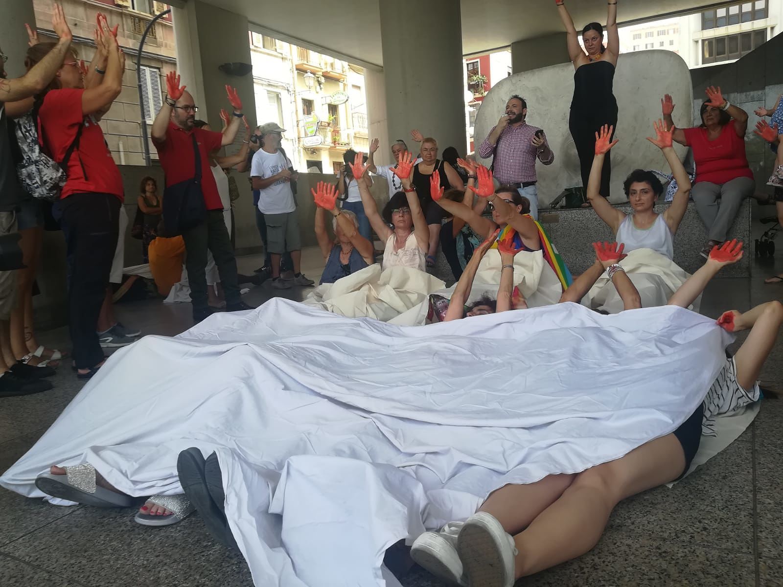 Cagliari, lenzuoli bianchi e mani insanguinate: “Basta con le stragi dei migranti in mare”