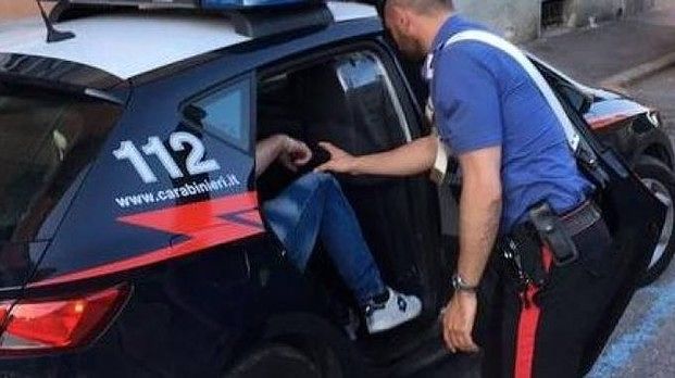 Lotzorai, musica troppo alta al bar: proprietario aggredisce e insulta i carabinieri