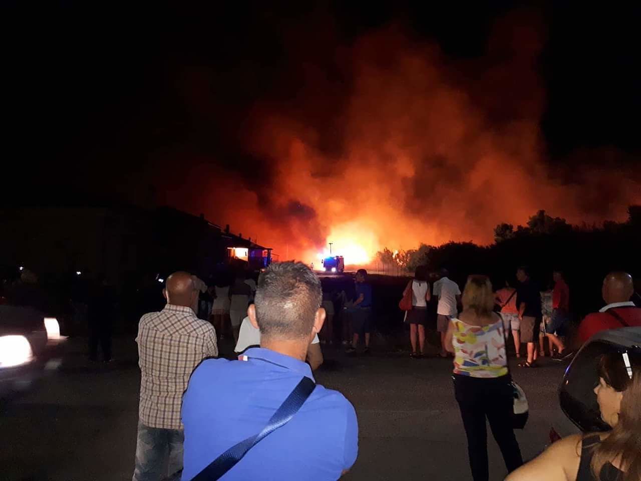 Notte di fuoco in Sardegna, le fiamme accerchiano le case a San Priamo: abitanti impauriti in strada