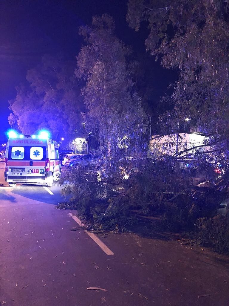 Crolla un ramo nei parcheggi a Marina Piccola, attimi di tensione nel sabato notte