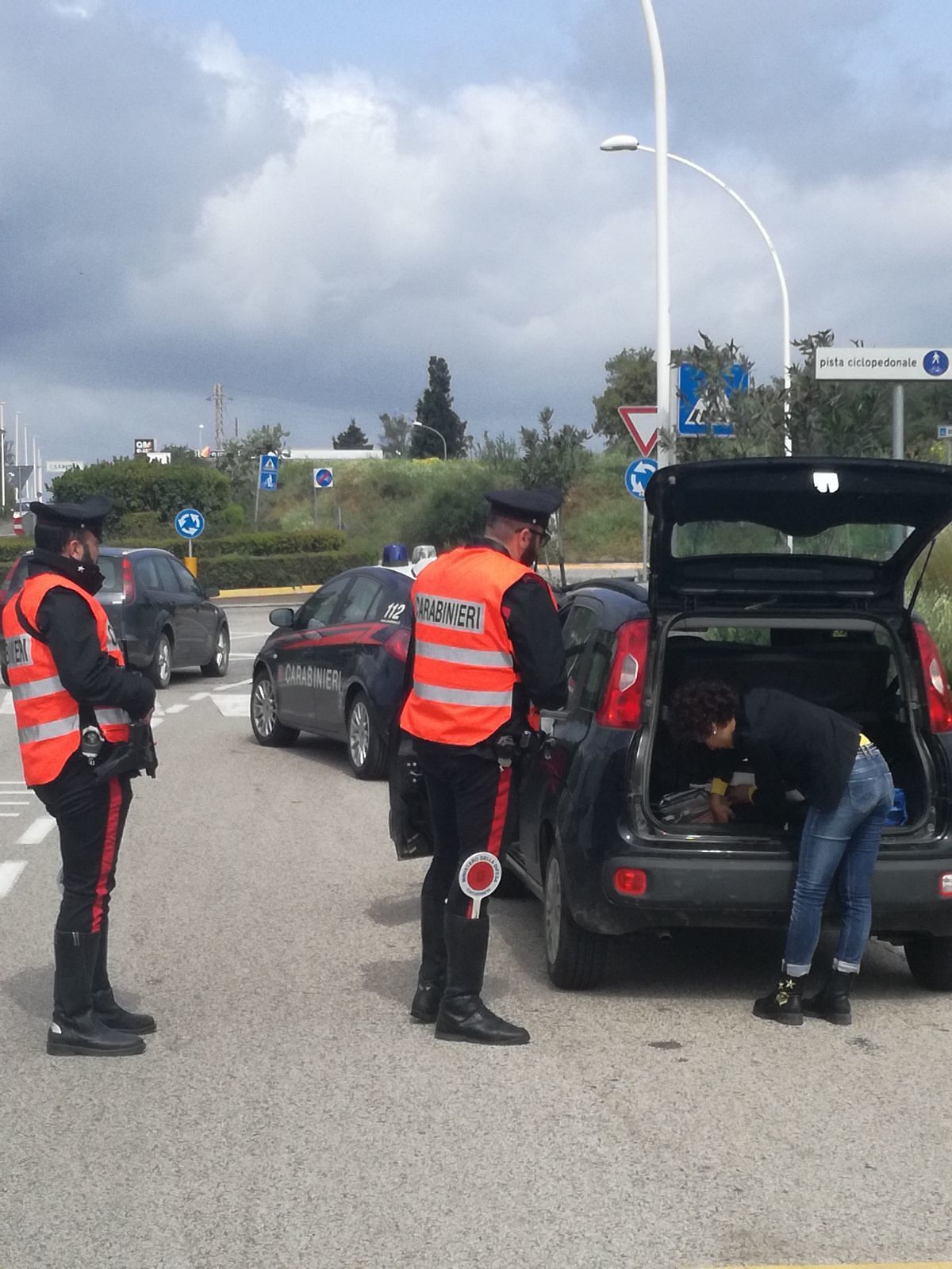 Carbonia, controlli dei carabinieri accanto alle discoteche: spuntano alcol, droga e un coltello