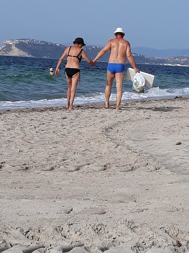 Quartu, la bella storia: anziani turisti ripuliscono da soli la spiaggia sporcata dai cafoni