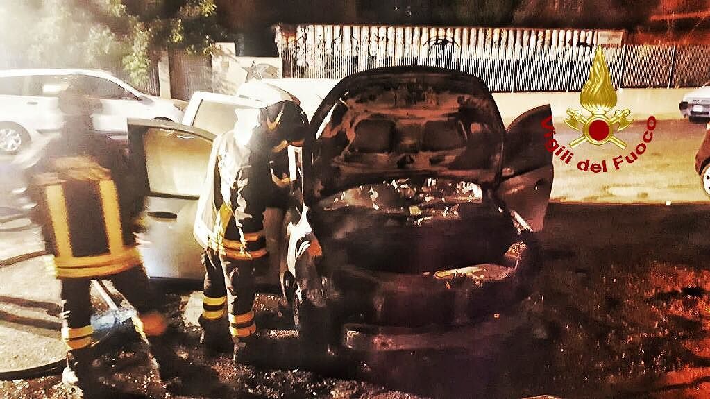 Quartu, auto in fiamme nella notte in via Belgio: distrutta
