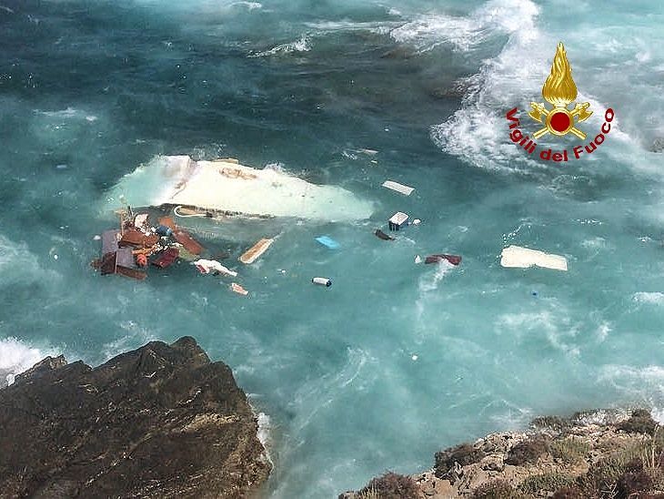 Giallo a Torre dei Corsari, trovata una barca semiaffondata e distrutta