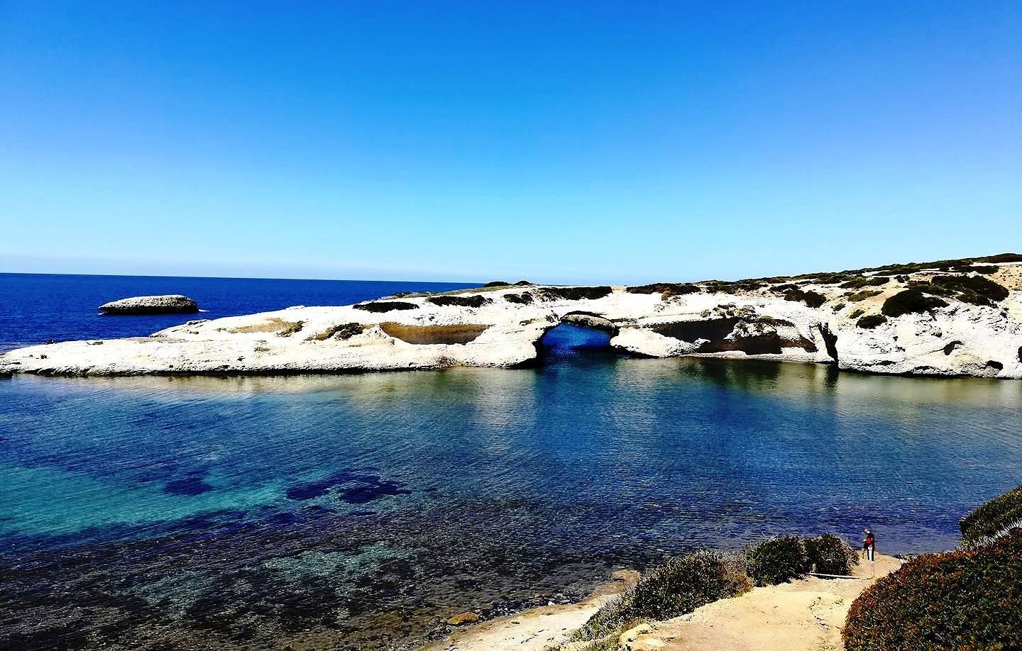 Bagno sì, spuntino no: “Vietato mangiare in spiaggia a S’Archittu, multe sino a 500 euro”