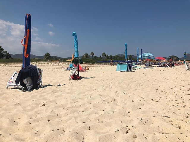 Torna la guerra ai furbetti dell’ombrellone a Costa Rei: prenotano la spiaggia e vanno a dormire