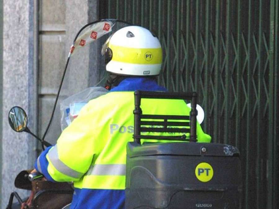 Poste italiane assume portalettere: “Solo laureati o diplomati e coi voti alti. Ma perché?”