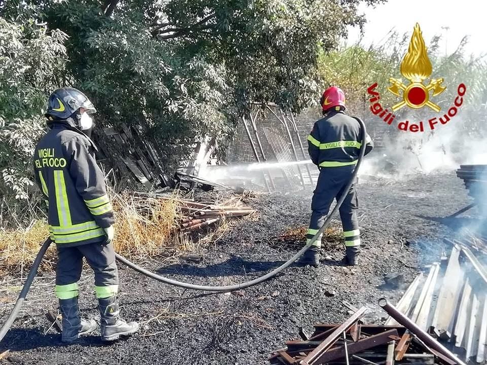 Vento e fuoco a Elmas, in fiamme sterpaglie e un locale abbandonato