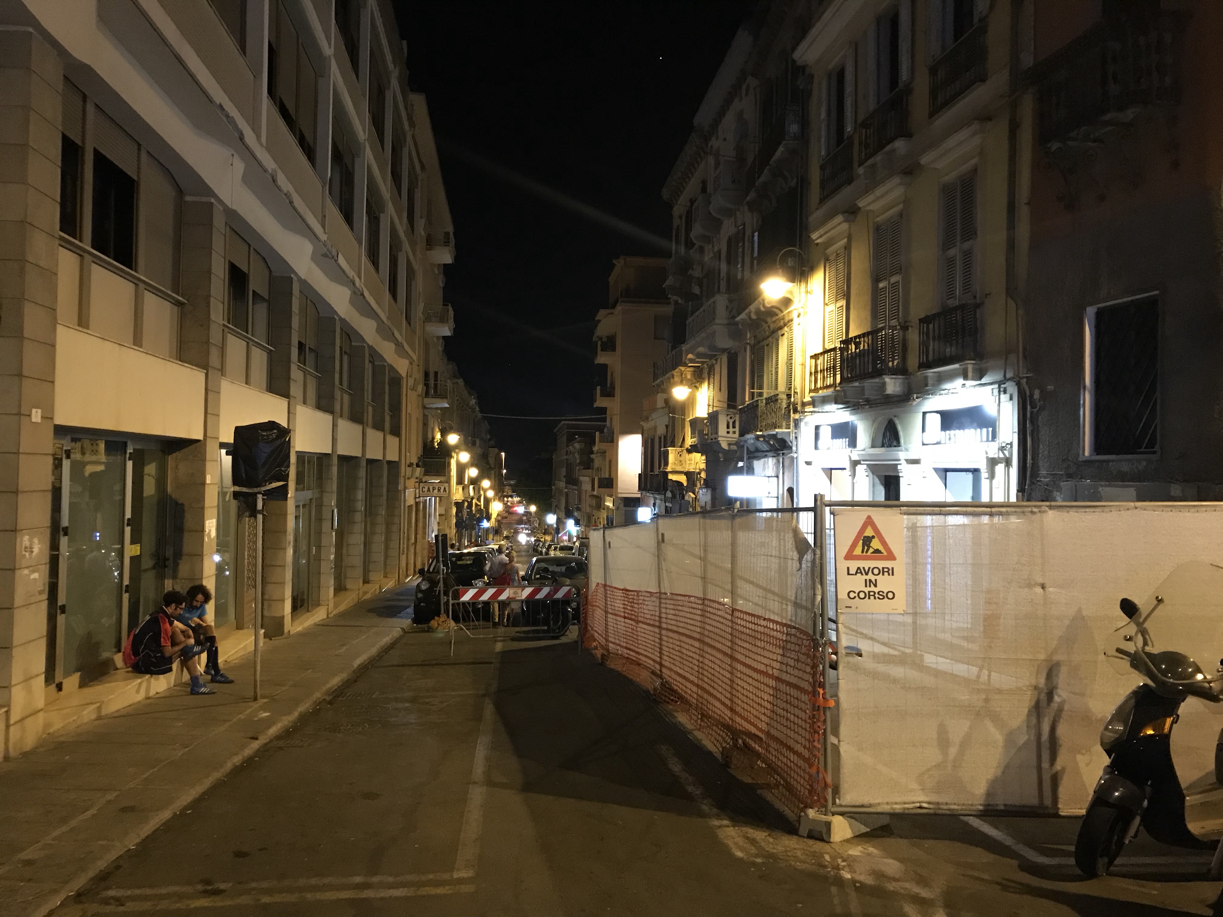 Apre un ristorante a Cagliari, si ritrova ingabbiato dai cantieri del Corso: “Liberateci”