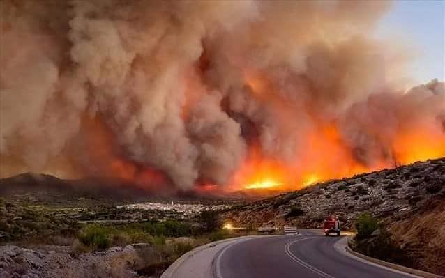 Grecia, le fiamme devastano ogni cosa: le terribili immagini