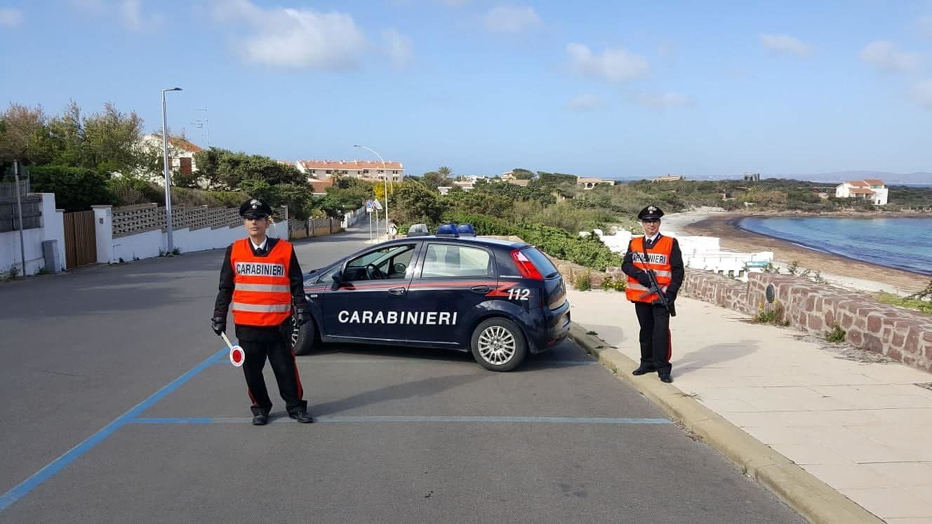 Ubriaco sul lungomare insulta e minaccia i carabinieri, straniero in manette a Calasetta