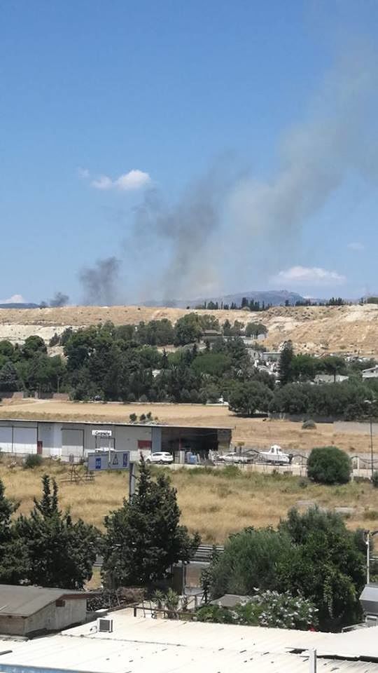 Attacco incendiario a Simbirizzi, fiamme e fumo avvolgono la zona