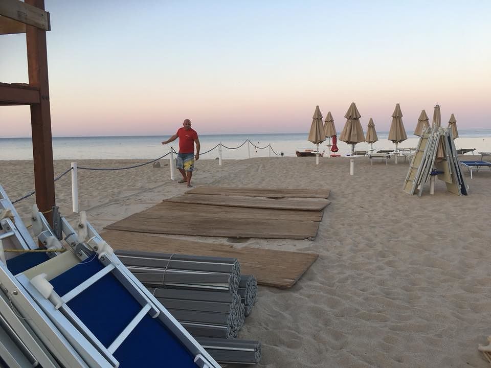 Paradosso in spiaggia a Solanas: “Costretta a togliere le postazioni gratuite per disabili”