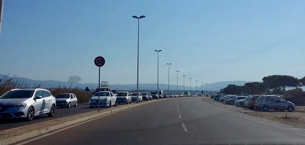 Tutti in coda al Poetto, per l’erba falciata a fine luglio: la rabbia degli automobilisti