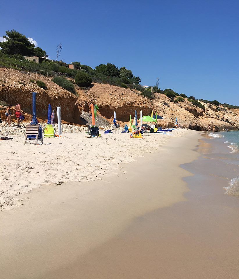 Furbetti dell’ombrellone scatenati anche a Pula: “Perchè non vengono sanzionati?”