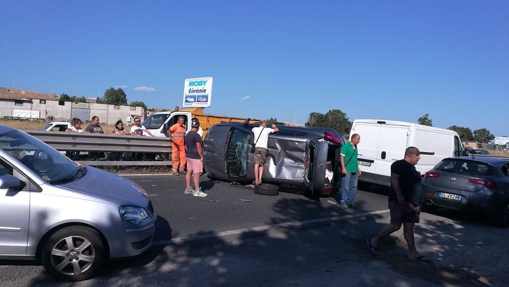 Autoscontro 554: ancora un incidente, auto si ribalta e traffico nel caos