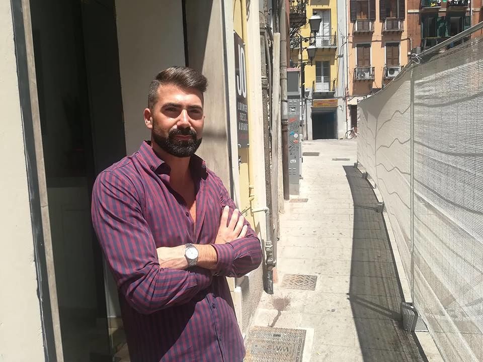 Cagliari, la rabbia di un giovane ristoratore: “Tavolini vietati in piena estate”